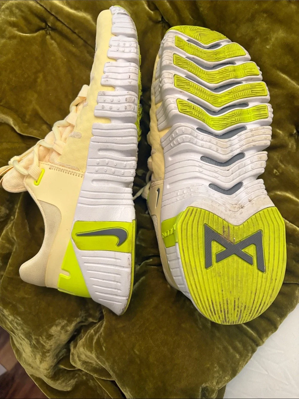 Pale Yellow Metcon-Style Athletic Sneakers